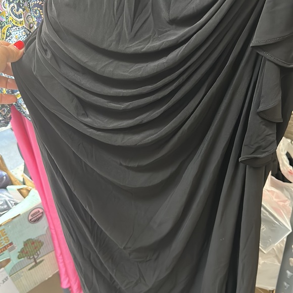 NWT BETSY ADAM Plus Size V-Neck Gown IN COLOR  BLACK - Picture 9 of 11